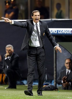 Massimiliano Allegri memberikan arahan kepada para pemain AC Milan dari pinggir lapangan. Reuters/Stefano Rellandini