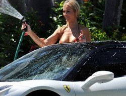 Berbikini, Model Joanna Krupa Mandikan Mobil Ferrari