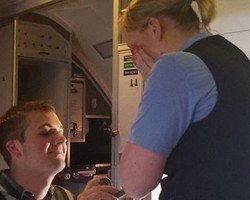 Romantis! Pramugari Ini Dilamar Pacar di Atas Ketinggian 35 Ribu Kaki