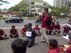 Mahasiswa Semarang & Makassar Demo Kecam Film Innocence of Muslims
