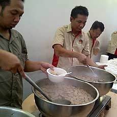 Enaknya...! Bakso Kotak-Kotak di Markas Jokowi-Ahok
