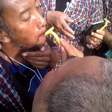 Jokowi-Ahok Sementara Unggul, Massa Kotak-kotak Cukur Kumis