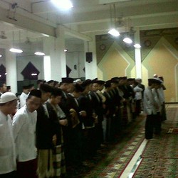 Jelang Pencoblosan, Foke Salat Subuh di Pondok Pesantren Darunnajah