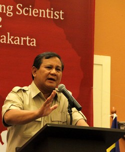 Berbaju Kotak-kotak, Prabowo Bergabung di Pesta Pendukung Jokowi