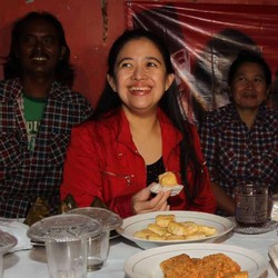 Lewat Tengah Malam, Puan Maharani Cek Kesiapan TPS di Menteng