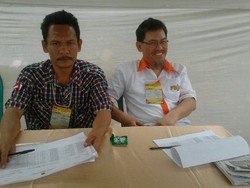 Pilgub DKI, Saksi Berbaju Kotak-kotak dan Putih-Putih di TPS