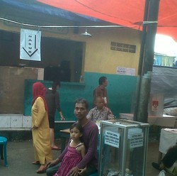 Warga Tambora Tetap Semangat Memilih Meski Gerimis