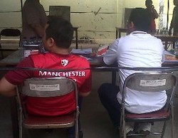 Pesepakbola di TPS Anas Urbaningrum