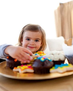 Si Kecil Doyan Makanan Manis? Kurangi Dengan Strategi Ini!