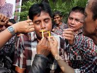 Pendukung Jokowi Ramai-ramai Cukur Kumis