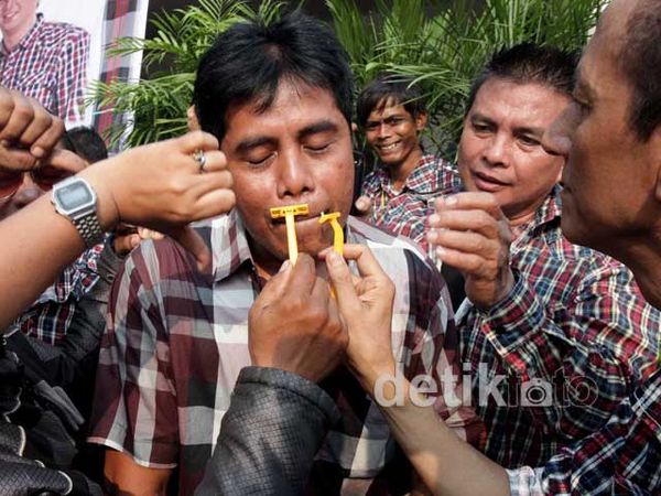 Pendukung Jokowi Ramai-ramai Cukur Kumis