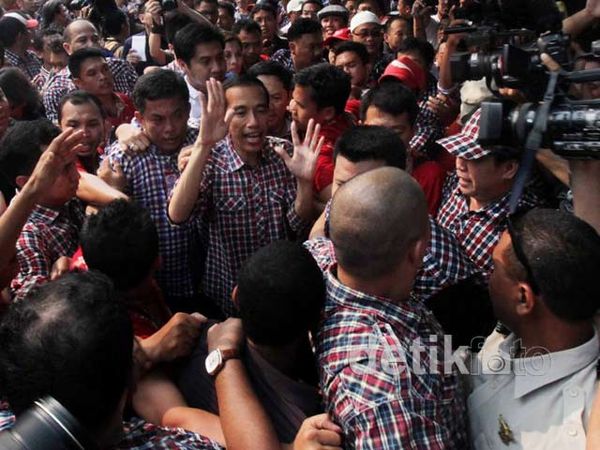Jokowi Dikerubuti Ratusan Pendukungnya