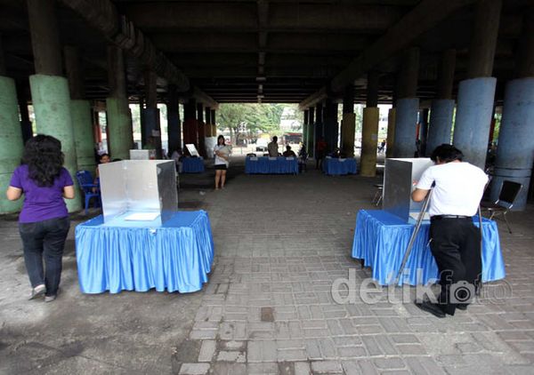 Ramai-ramai Nyoblos di Kolong Tol