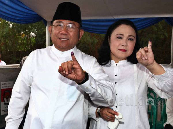 Nara Nyoblos Bareng Istri