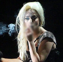 Lady Gaga Isap Ganja di Atas Panggung