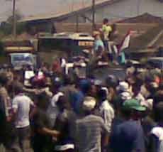 Ratusan Orang Demo Pabrik CJI, Lalin di Pasuruan Macet Total