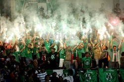 Para suporter Sumut menyalakan kembang api sambil meneriakkan yel-yel dukungan terhadap tim kesayangannya Sumatera Utara (Sumut) saat bertanding di PON XVIII Riau 2012.
