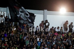 Bendera besar bergambar tengkorak dikibarkan oleh suporter SMeCK Hooligan. Mereka tak henti-hentinya selalu terus mendukung tim sepakbola PON Sumut saat bertanding.