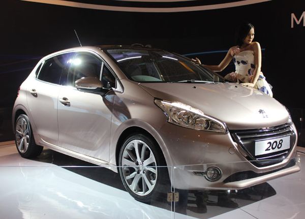 Hatchback Hijau Peugeot