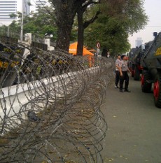 3 Water Cannon dan Kawat Berduri Pagari Kedubes AS