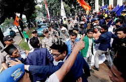  Mahasiswa Demo Kemendikbud, Senayan ke Semanggi Macet