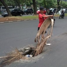 Penutup Gorong-gorong di Senayan Bolong, Carry Terjeblos