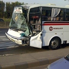 Bus Primajasa Tabrak Truk di KM 30 Tol Cikampek