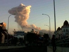 Sore Ini, Gunung Lokon Kembali Semburkan Material
