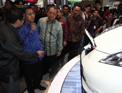 Boediono: Insentif Bukan untuk Mobil Hybrid yang Mahal-mahal