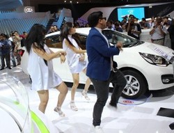 Tarian Kuda Gangnam Style Bikin Heboh Booth KIA