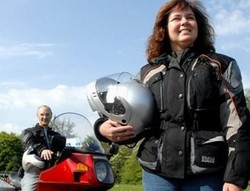 Wanita Buta Pertama Keliling Dunia Naik Motor