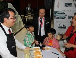 Ah, Bos Peugeot Jadi Pelayan di IIMS