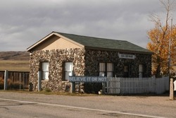 Pondok Ini Terbuat dari 26.000 Tulang Dinosaurus