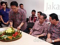 Jokowi Gelar Tumpengan Nasi Kuning