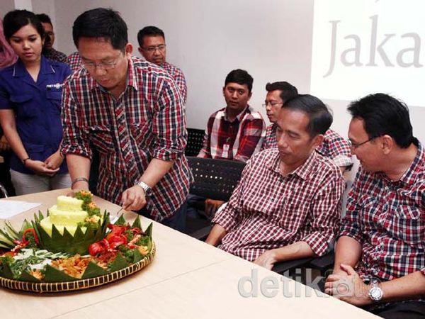 Jokowi Gelar Tumpengan Nasi Kuning