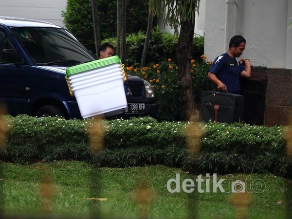 Foke Mulai Pindahkan Barang dari Rumah Dinas