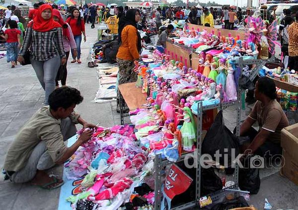 Penutupan PON Bawa Berkah Bagi Pedagang Penutupan PON Bawa Berkah Bagi Pedagang