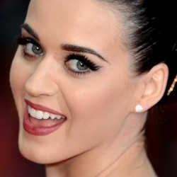 Katy Perry Nyanyi untuk Obama