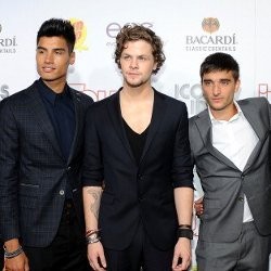 Berhadiah Foto Bareng, Pernak-Pernik The Wanted Diserbu Pembeli