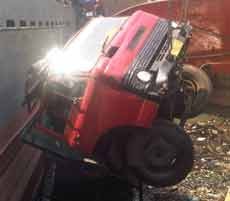 Truk Nyemplung ke Laut di Pelabuhan Kalimas