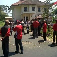 Massa PDIP Pendukung Eddy Rumpoko Kepung KPU Batu