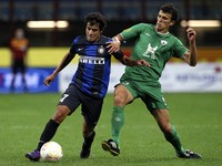 Correia Philippe Coutinho berusaha melewati Roman Eremenko. Getty Images/ Marco Luzzani.