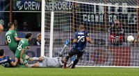 Rubin lebih dulu unggul melalui gol Alexander Ryazantsev yang memanfaatkan bola rebound hasil penalti Bibras Natcho. Reuters/Stefano Rellandini.