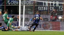 Rubin lebih dulu unggul melalui gol Alexander Ryazantsev yang memanfaatkan bola rebound hasil penalti Bibras Natcho. Reuters/Stefano Rellandini.