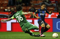 Yuto Nagatomo berusaha melewati Roman Sharonov. Dalam pertandingan ini, Yuto Nagatomo menyumbangkan satu gol untuk Inter Milan. Getty Images/Marco Luzzani.