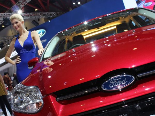 Sedan Berlimpah Fitur 