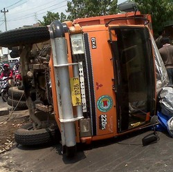Pengendara Sedan Selamat Setelah Tertimpa Truk Pasir
