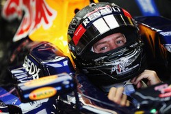 Vettel Sapu Bersih Latihan Bebas