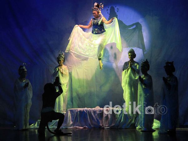 Miss Tjitjih Tampilkan Lutung Kasarung Guru Minda