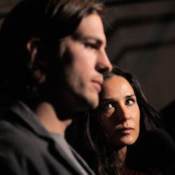 Demi Moore & Ashton Kutcher Dikabarkan Tidak Menikah Resmi